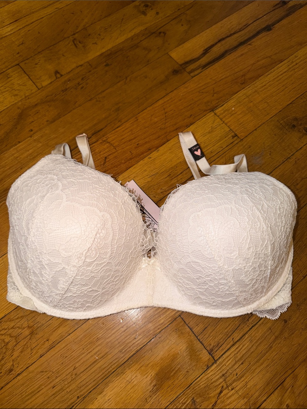 NWT Victorias Secret Lace Lightly Lined Bra in Ivory
